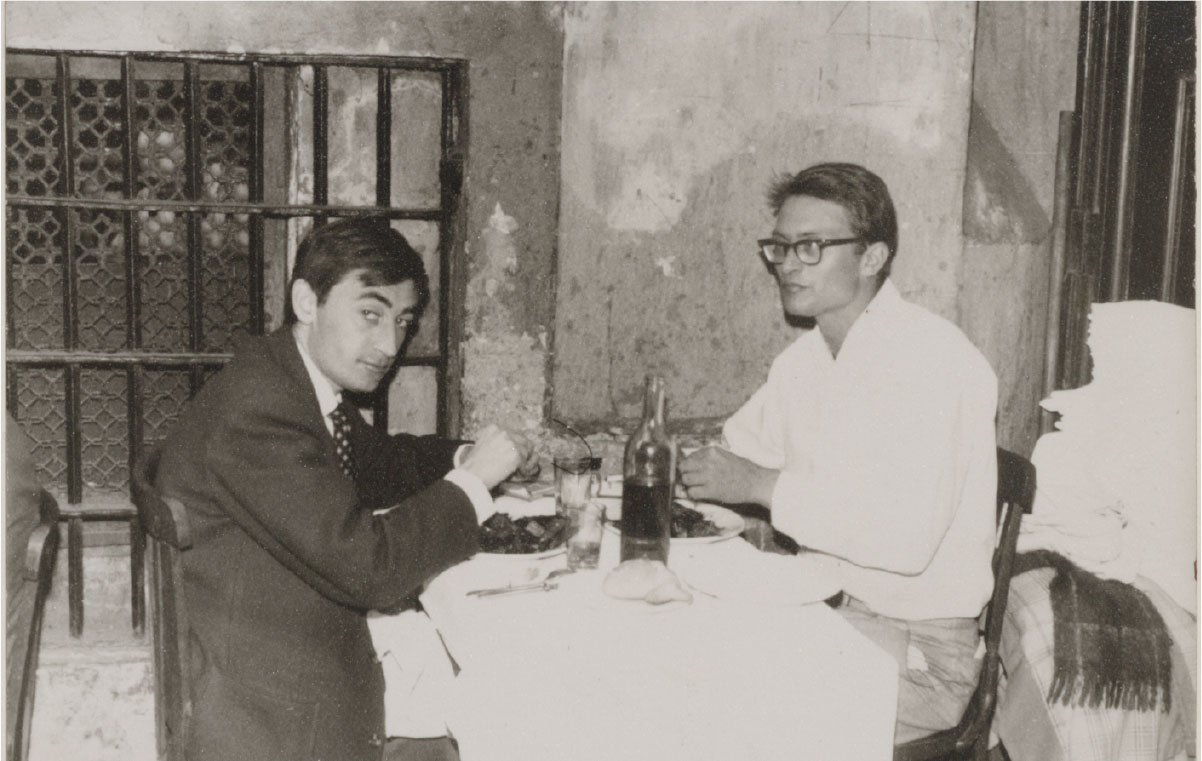 Campert met Cees<br>Nooteboom etend op een<br>terras te Barcelona, 1960