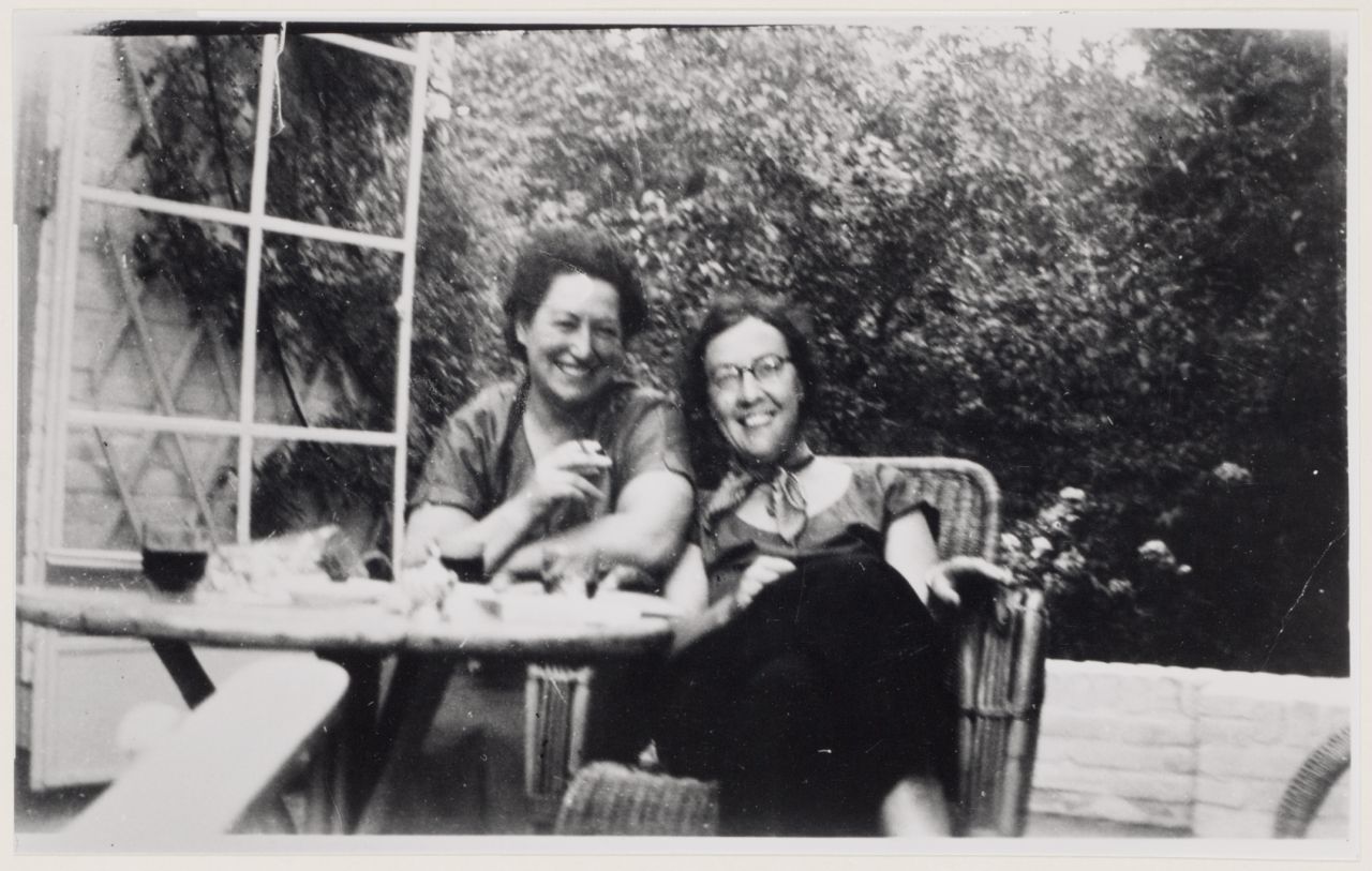 Alie Bosch en Anna Blaman in de tuin van Marie-Louise Doudart de la Grée aan de Verlengde Slotlaan in Zeist