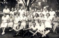 Derde klas van het Bataviaas Lyceum, 1934, met in het midden Hella