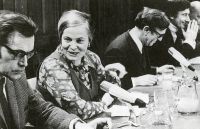 Godfried Bomans, Hella S. Haasse, H.A. Gomperts, Harry Mulisch en Willem Brandt op 9 april 1970 tijdens de discussieavond in het Tropenmuseum in Amsterdam. Foto: André van den Heuvel  