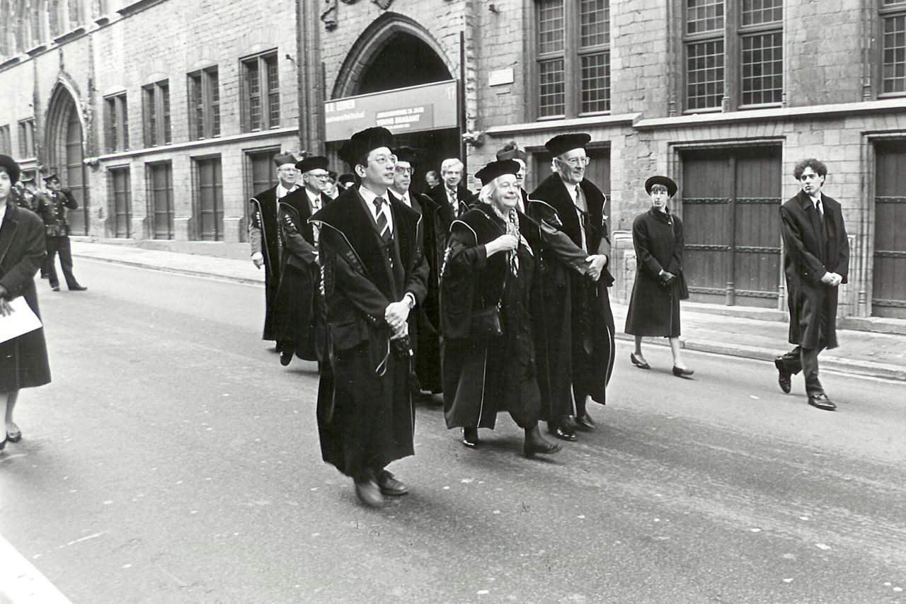 Bij de verlening van het eredoctoraat aan de Katholieke Universiteit Leuven in 1995