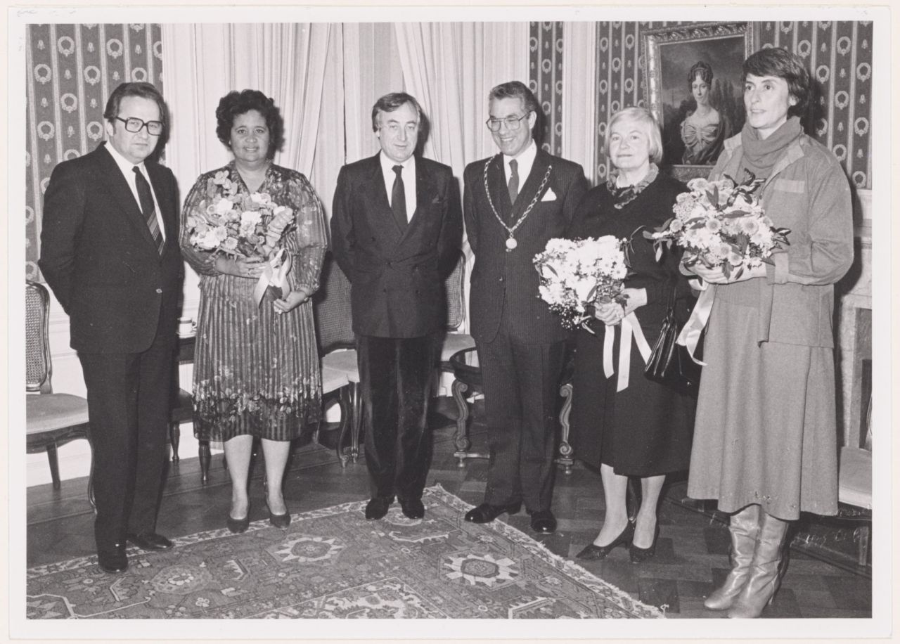 Jozef Deleu, Sonia Garmers, Cees Nooteboom, wethouder A.A.J.M. van Lier, Hella S. Haasse en Judith Herzberg bij de uitreiking van de prijzen van de Jan Campert Stichting op 18 december 1981 in het stadhuis in Den Haag. Foto: Wolson
