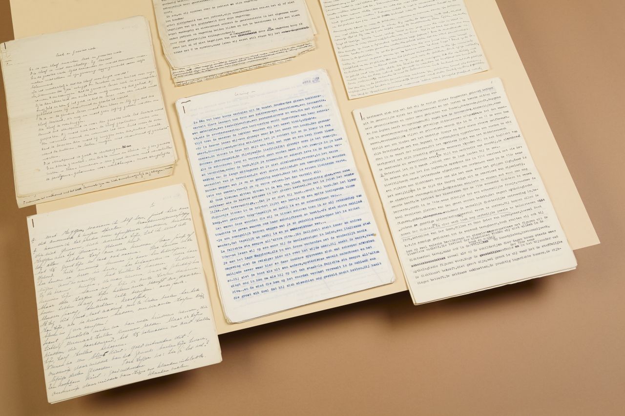 Manuscripten en typoscripten van lezingen van Fré Dommisse die bewaard worden in het Literatuurmuseum