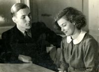 Met een medespeler in <i>Meisjes achter tralies</i>, maart 1939