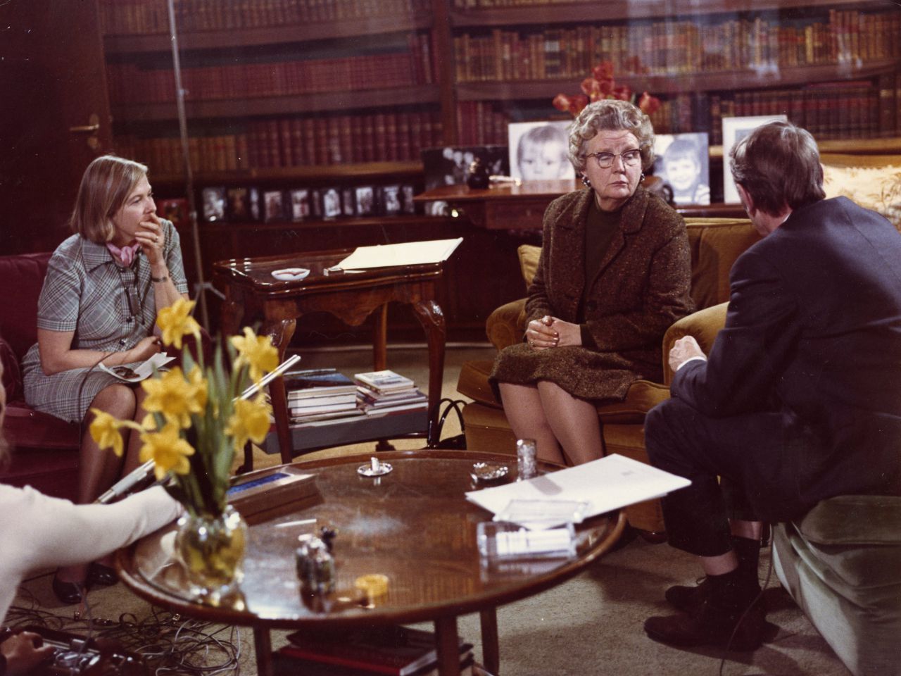 Hella S. Haasse en programmamaker Jan van Hillo in gesprek met koningin Juliana, 1973