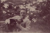 Simon Vestdijk met twee katten in bos bij Bilthoven (1936)