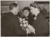 Jo Boer, Jan G. Elburg (rechts) en burgemeester Visser van Den Haag bij de uitreiking van de Jan Campertprijzen 1949. Foto: Simon E. Smit