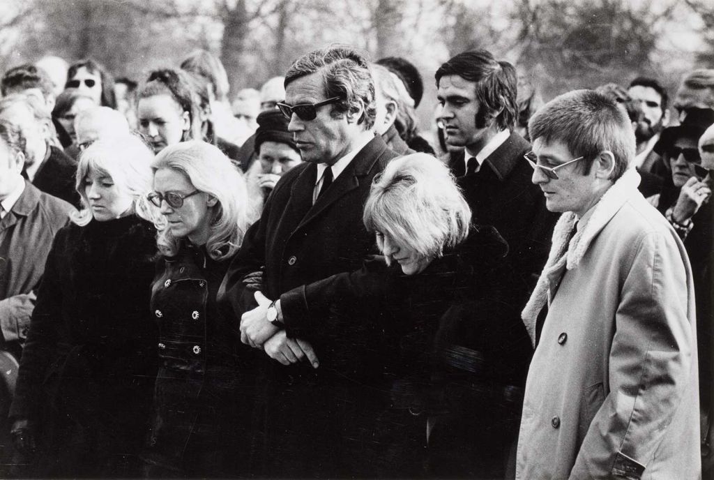 V.l.n.r.: Erica Hoornik (vrouw van K. Schippers), Mies Bouhuys (weduwe van Ed. Hoornik), W.L. Brugsma, Eva Hoornik (vrouw van Bernlef), K. Schippers, J. Bernlef