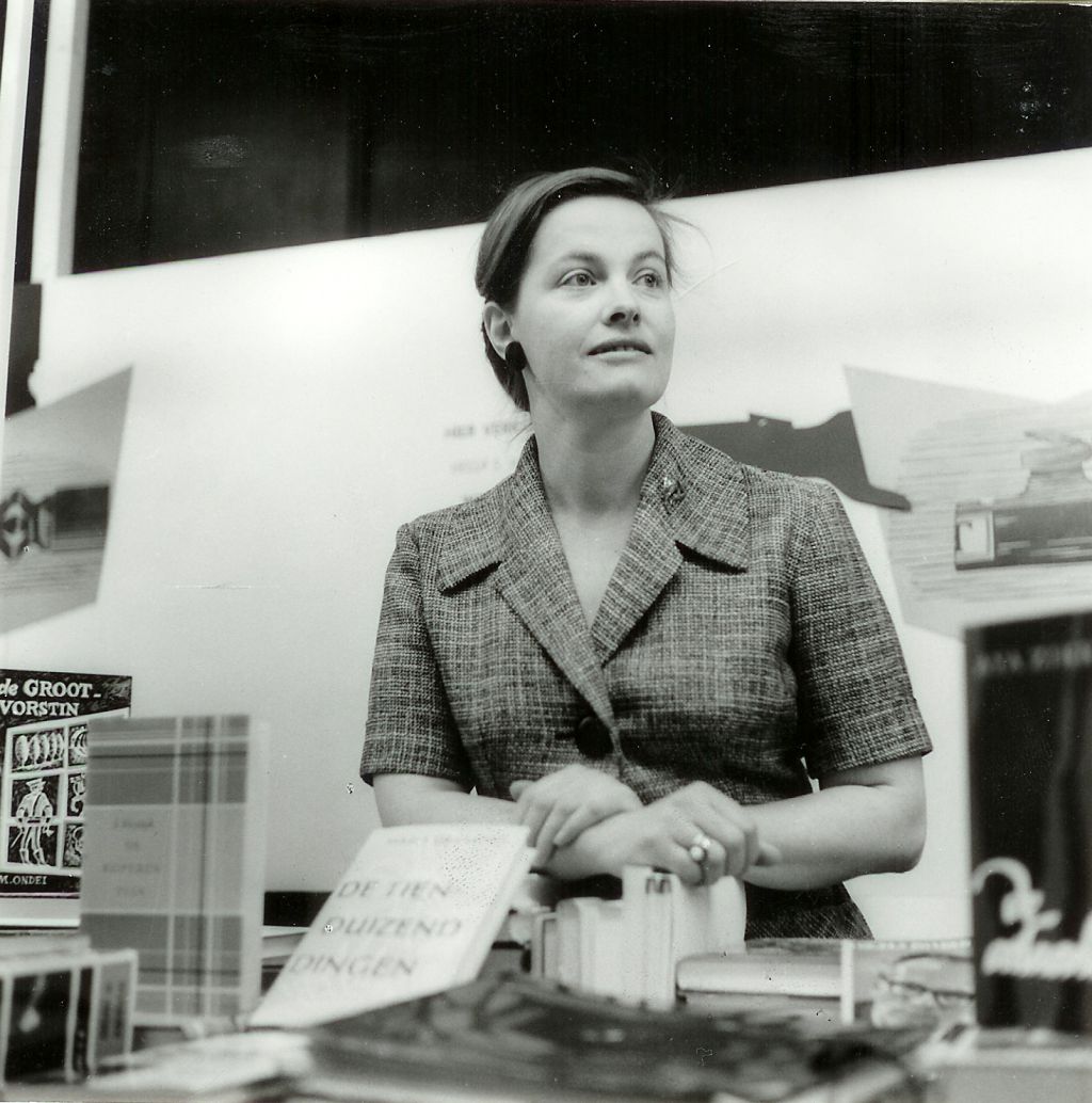 Bij een signeersessie in 1964 op de Boekenmarkt in De Bijenkorf. Foto: Mieke H. Hille