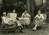 De familie Haasse voor de thee bijeen in de tuin in Batavia, juli 1931