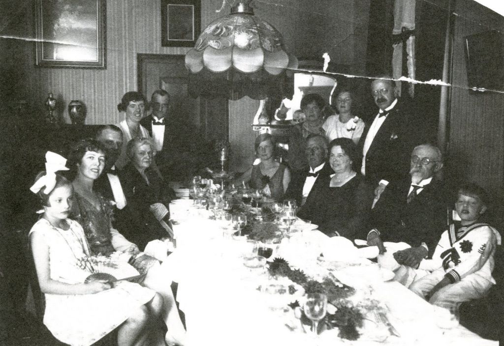 Het familiediner in september 1928 in een hotel in Baarn, met links en rechts vooraan Hella en Wim