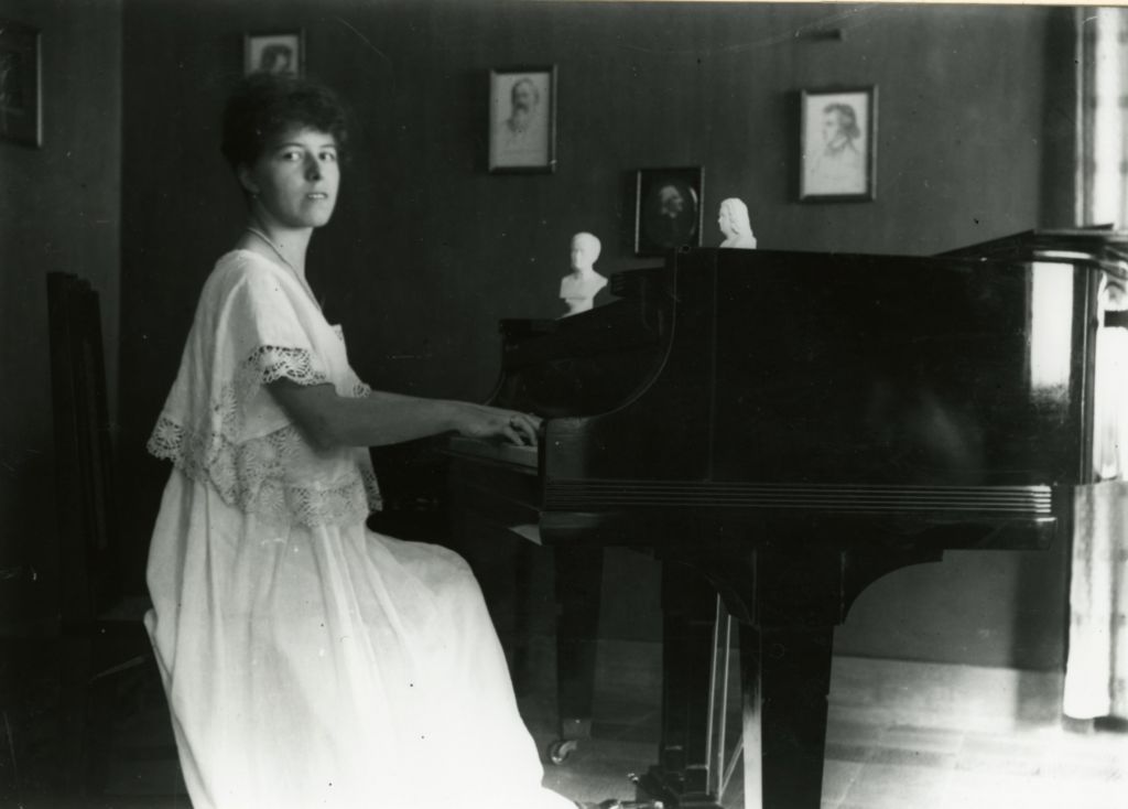 Moeder Käthe aan de piano