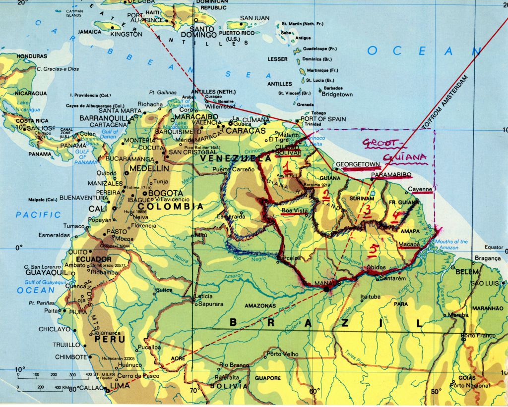 Kaartje van het noordoosten van Zuid-Amerika waarop Helman met de hand de grenzen van de vijf Guyana's heeft aangegeven