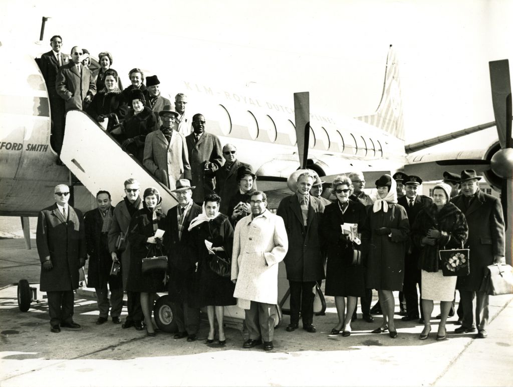 Aankomst Adviesraad voor het Koninkrijk. Midden voor: Albert Helman