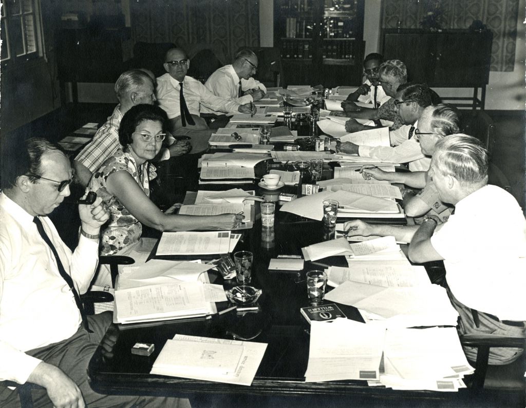 Vergadering Adviesraad voor het Koninkrijk, circa 1965. Midden rechts: Albert Helman
