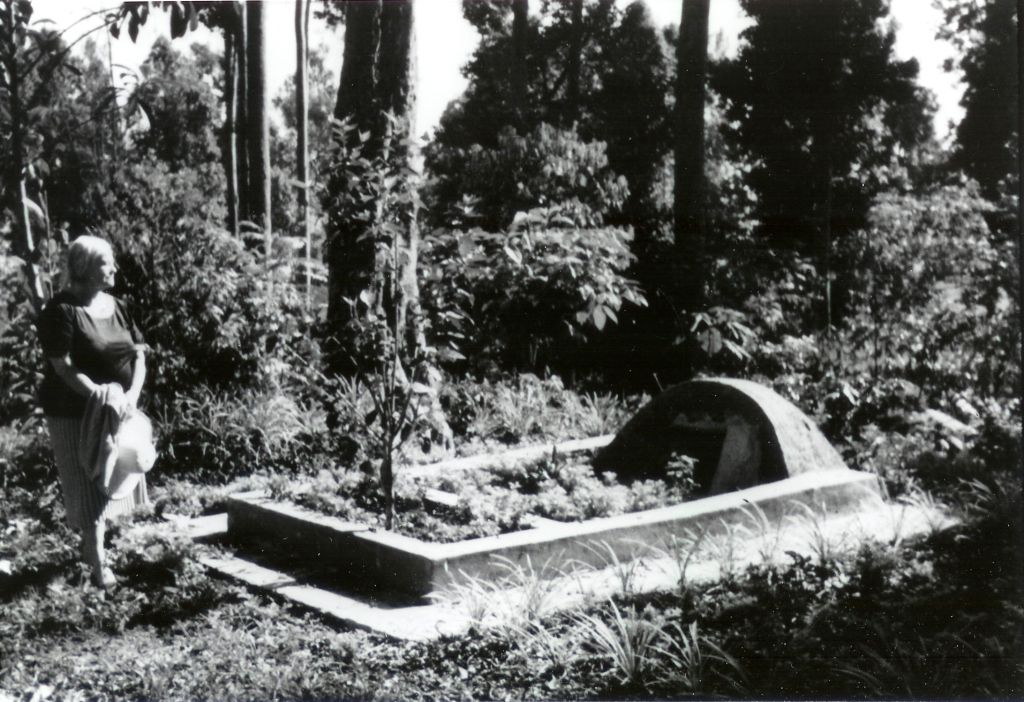 Bij het graf van Rudolf Kerkhoven, Gambung, 1992