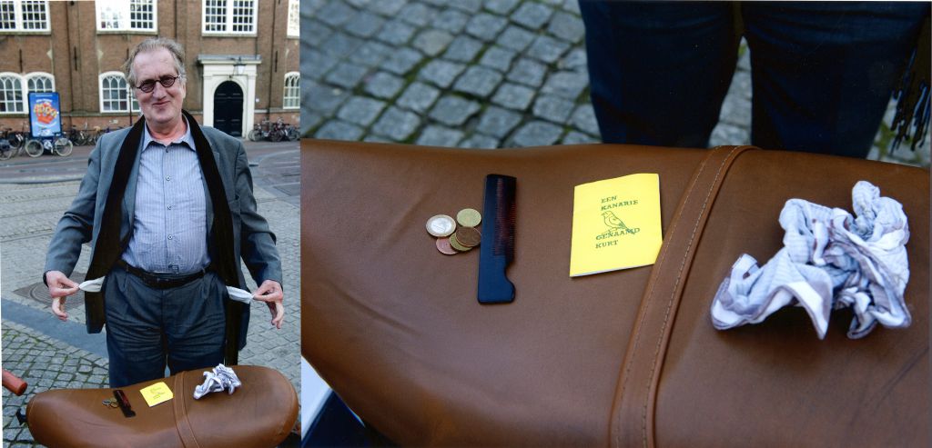 Voor het project 'Empty Your Pockets' liet Komrij zien wat hij op zak had (foto: George Maas)