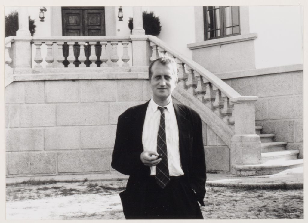 Voor zijn huis in Portugal, augustus 1988 (foto: Arie Pos)