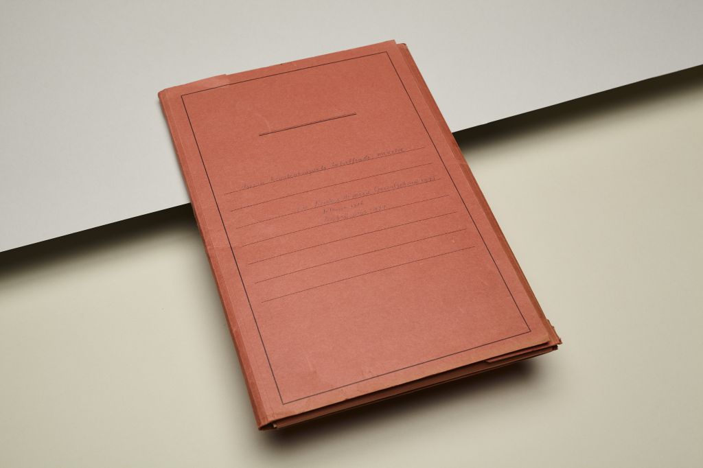 'Diverse krantenknipsels betreffende mijzelve': Komrij bewaarde veel en zorgvuldig