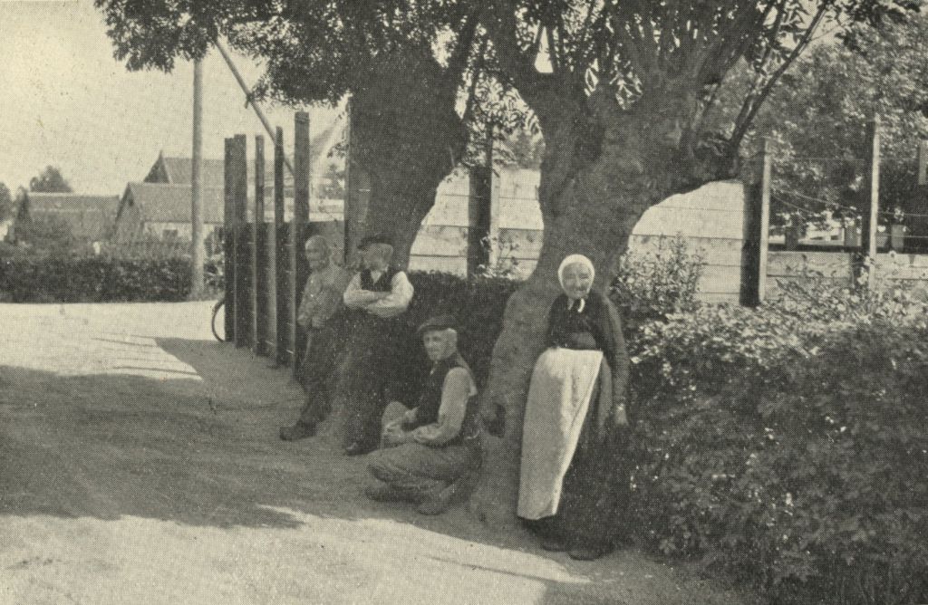 &lsquo;Drie oude kerels en een eeuwenoud moedertje.&rsquo; (<i>De roep der velden</i>, 1927)