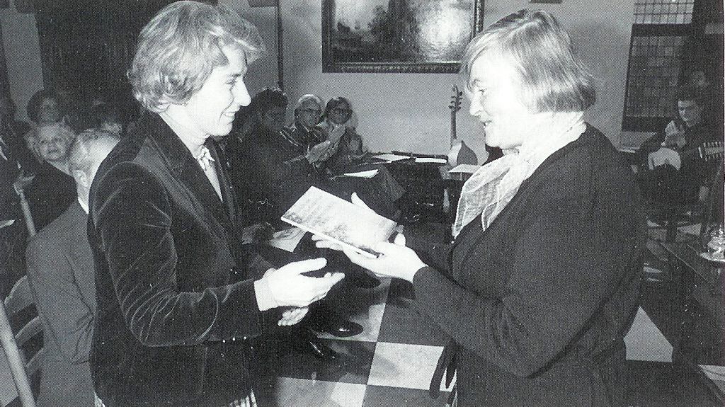 Overhandiging in het Muiderslot van <i>Het licht der schitterige dagen</i> aan cultuurminister Til Gardeniers