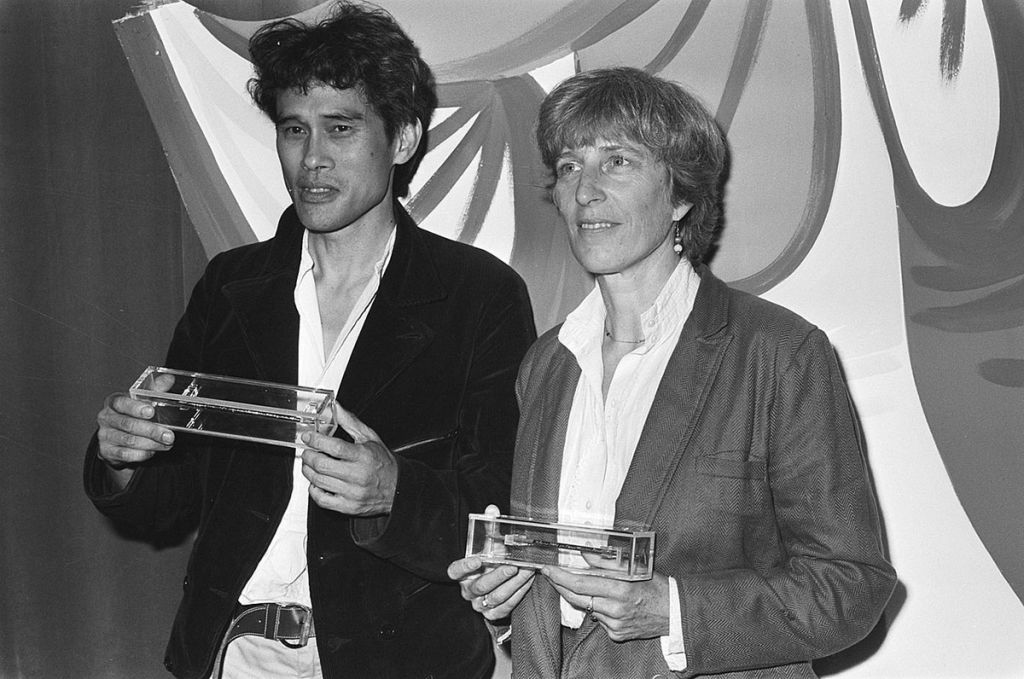 Met Els Pelgrom tijdens de uitreiking van de Gouden Griffel en het Gouden Penseel voor <i>Kleine Sofie en Lange Wapper</i> in ’t Spant in Bussum, Kinderboekenweek 1985. Foto Herman Pieterse