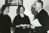 Tine van Buul (uitgeverij Querido, links), Hella S. Haasse en John Eppstein (algemeen secretaris van de NAVO) op 24 mei 1960 bij de uitreiking van de Internationale Atlantische Prijs voor <i>De ingewijden</i> in sociëteit De Witte In Den Haag