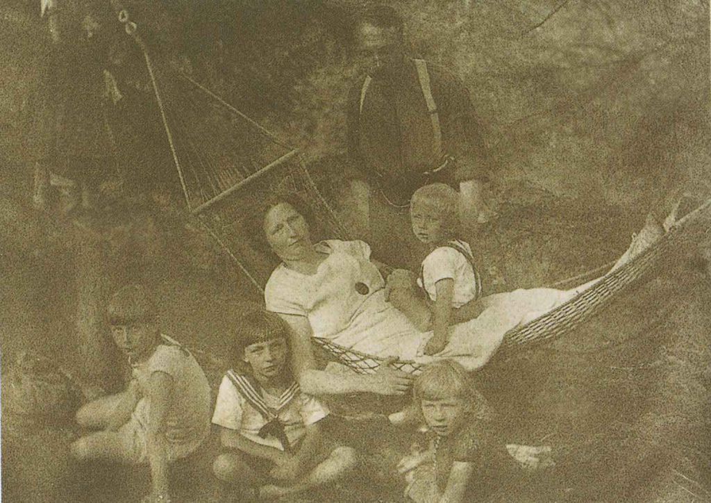 Op vakantie in Uchelen. Van links naar rechts: Elly, Thea, moeder, vader, Max, Vera