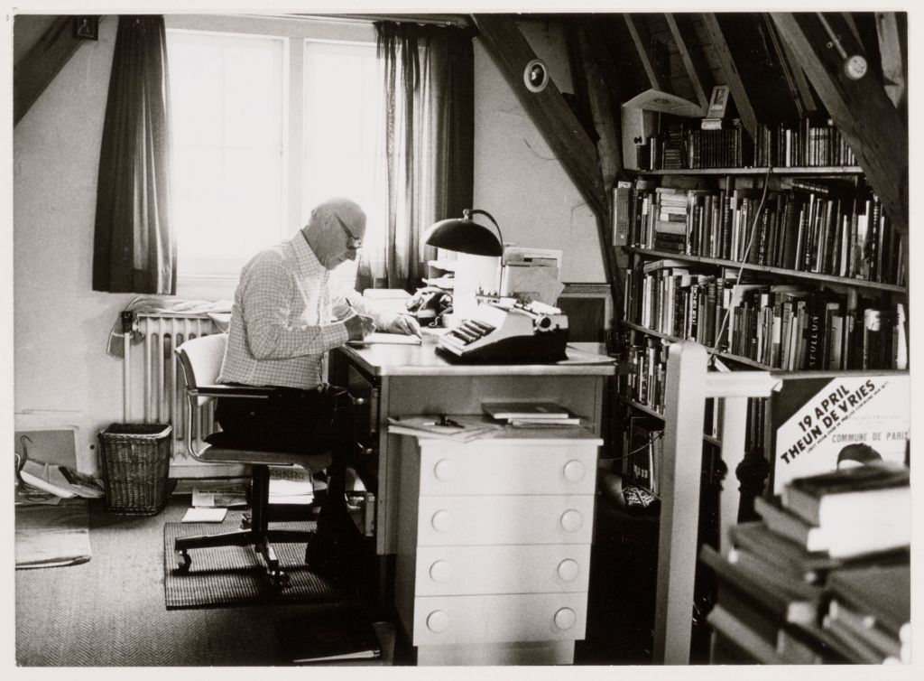 Theun de Vries in zijn werkkamer aan de Amsterdamse Egelantiersgracht