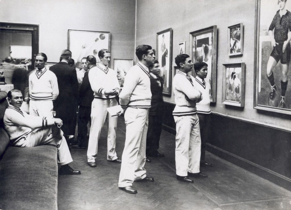 Olympische sporters in het Stedelijk Museum Amsterdam, 1928. Bron Nationaal Fotoarchief