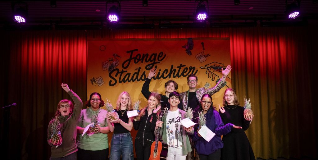 De acht finalisten samen met presentator Splinter Chabot