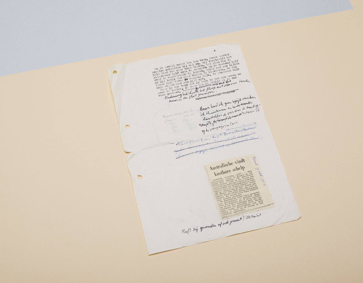 Typoscript van het verhaal ‘Honderdvijf’ met het opgeplakte krantenknipsel, collectie Literatuurmuseum