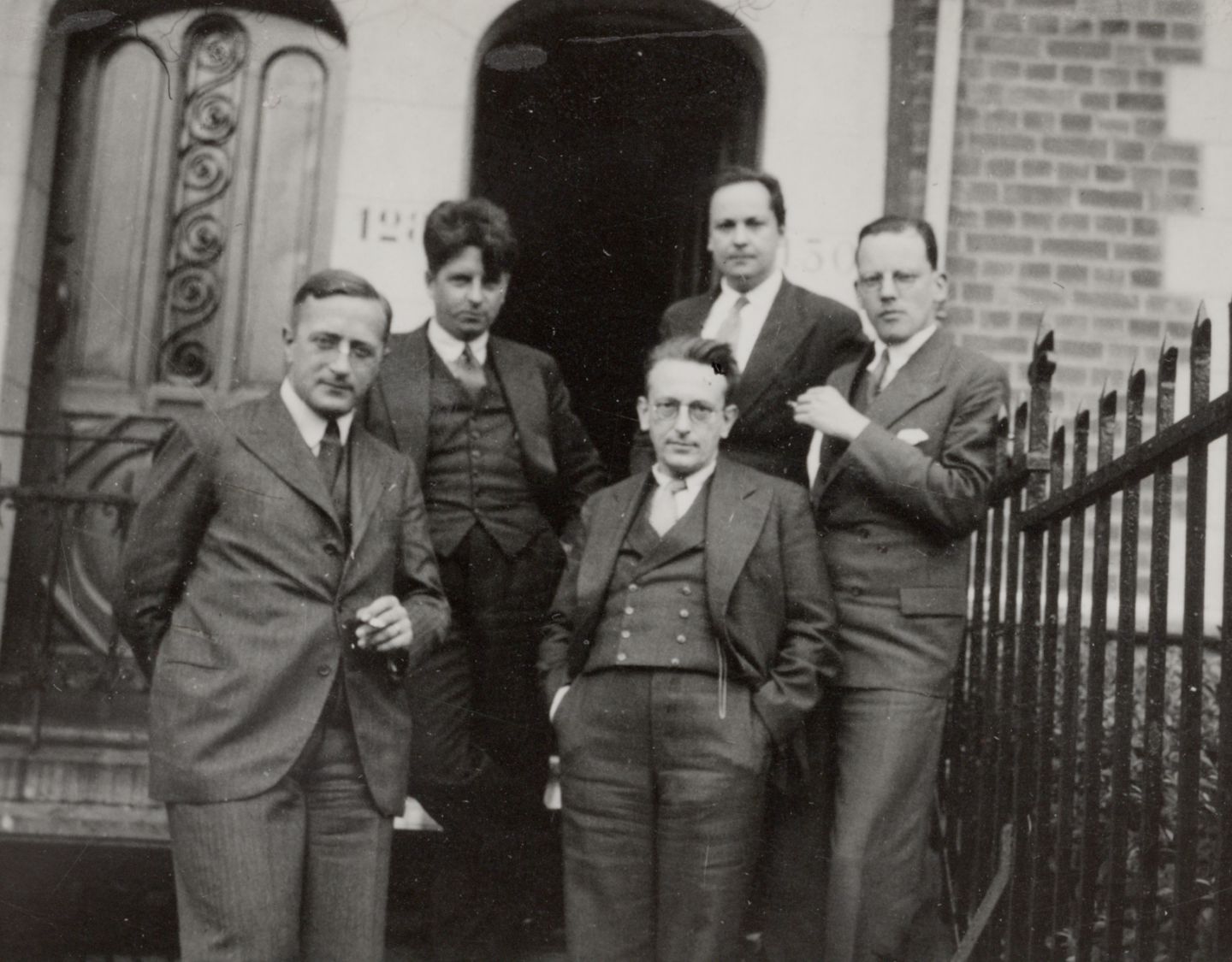 De Forumredactie voor het huis van Jan Greshoff te Brussel met v.l.n.r. Everard Bouws, Maurice Roelants, Jan Greshoff, Eddy du Perron en Menno ter Braak