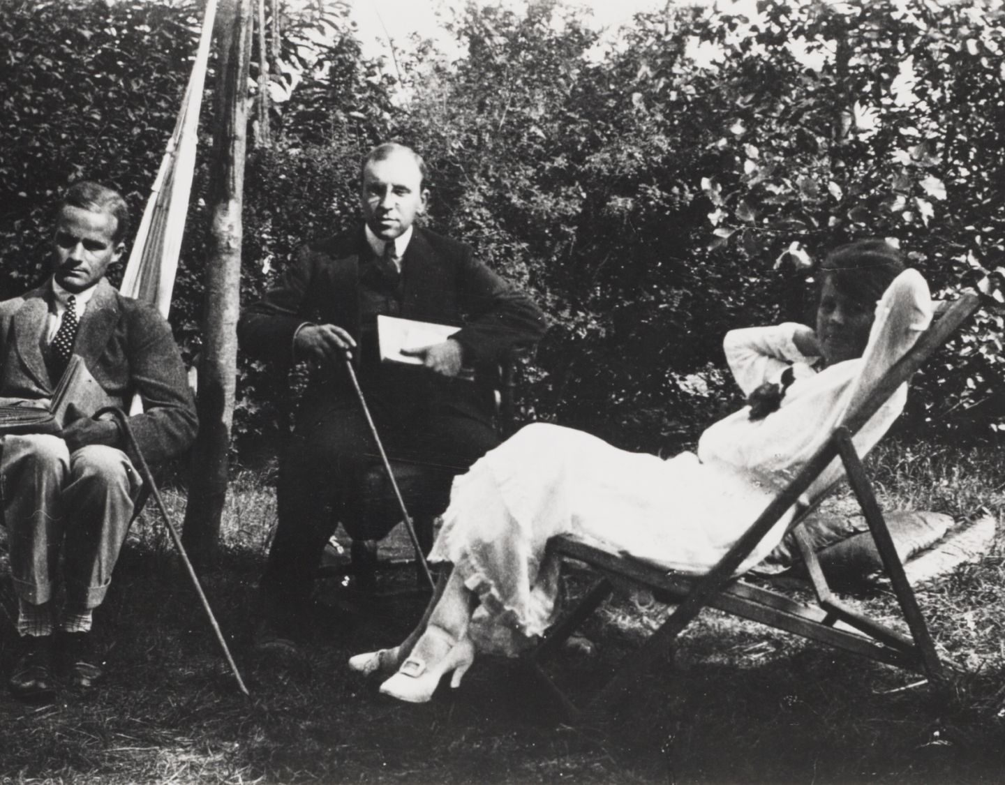 Adriaan Roland Holst, J.C. Bloem en Pop Ensink in de tuin