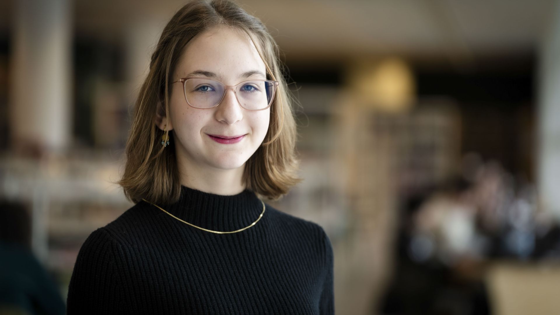 Portretfoto van Adelina Ignat, de nieuwe Jonge Stadsdichter van Den Haag.