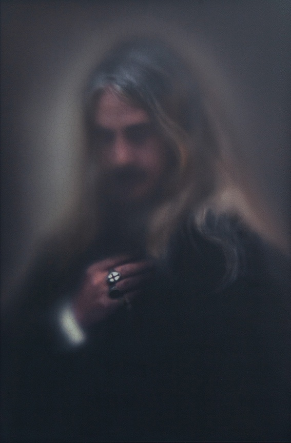 De afbeelding toont een kunstzinnig portret van Ilja Leonard Pfeijffer. Gemaakt door: Casper  Faassen 