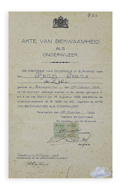 <p><span class="caption">Vanaf 1940 mocht De Ziel zich officieel onderwijzer noemen</span></p>