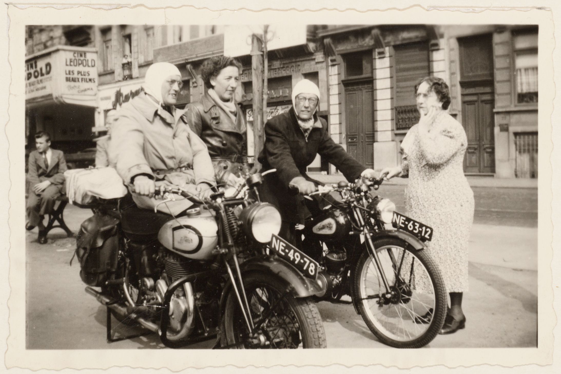 Anna Blaman (tweede van rechts) met haar zwager Jan Lührs, haar zus Corrie en (staand rechts) haar tante Louise in Brussel