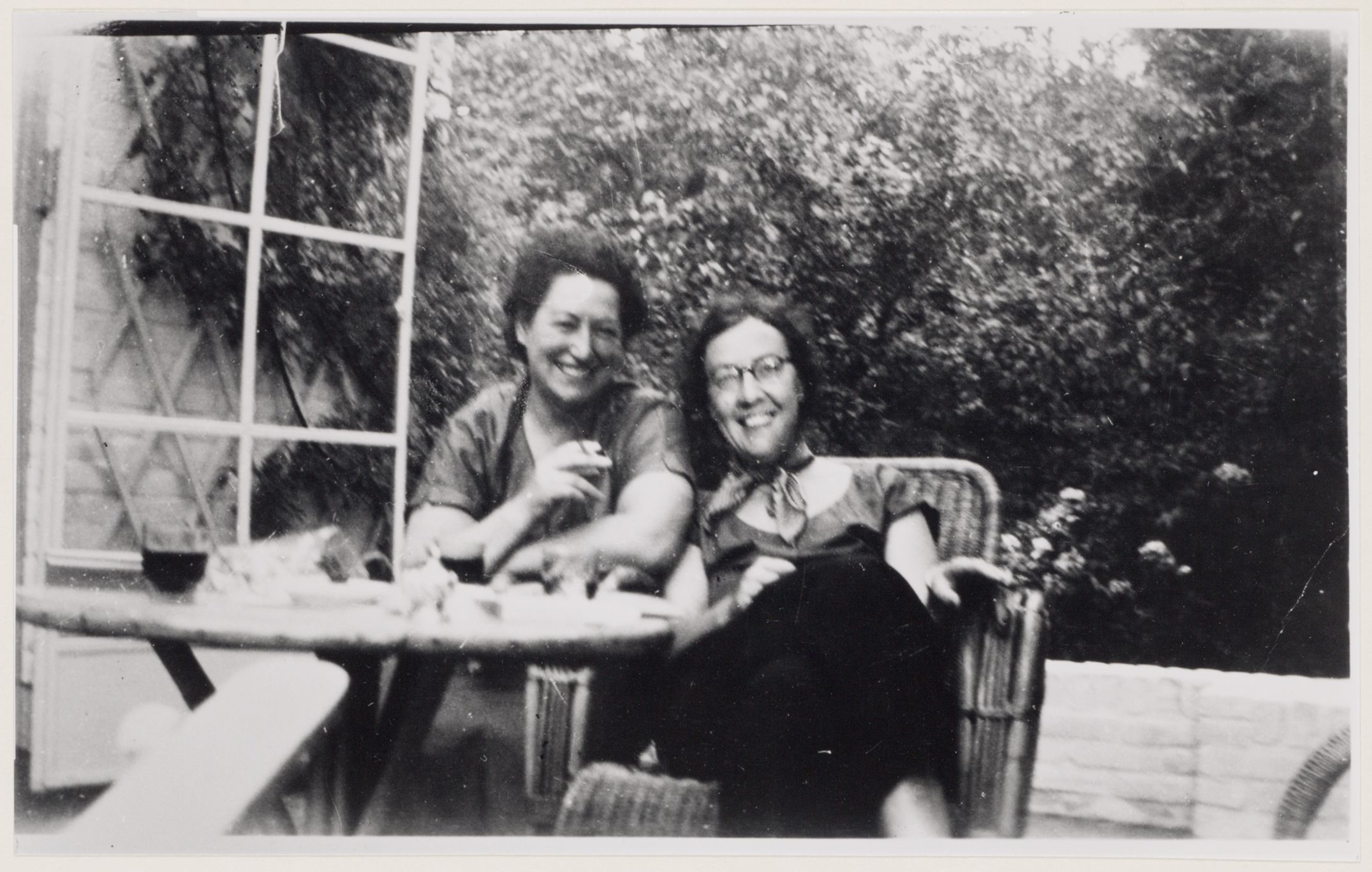 Alie Bosch en Anna Blaman in de tuin van Marie-Louise Doudart de la Grée aan de Verlengde Slotlaan in Zeist
