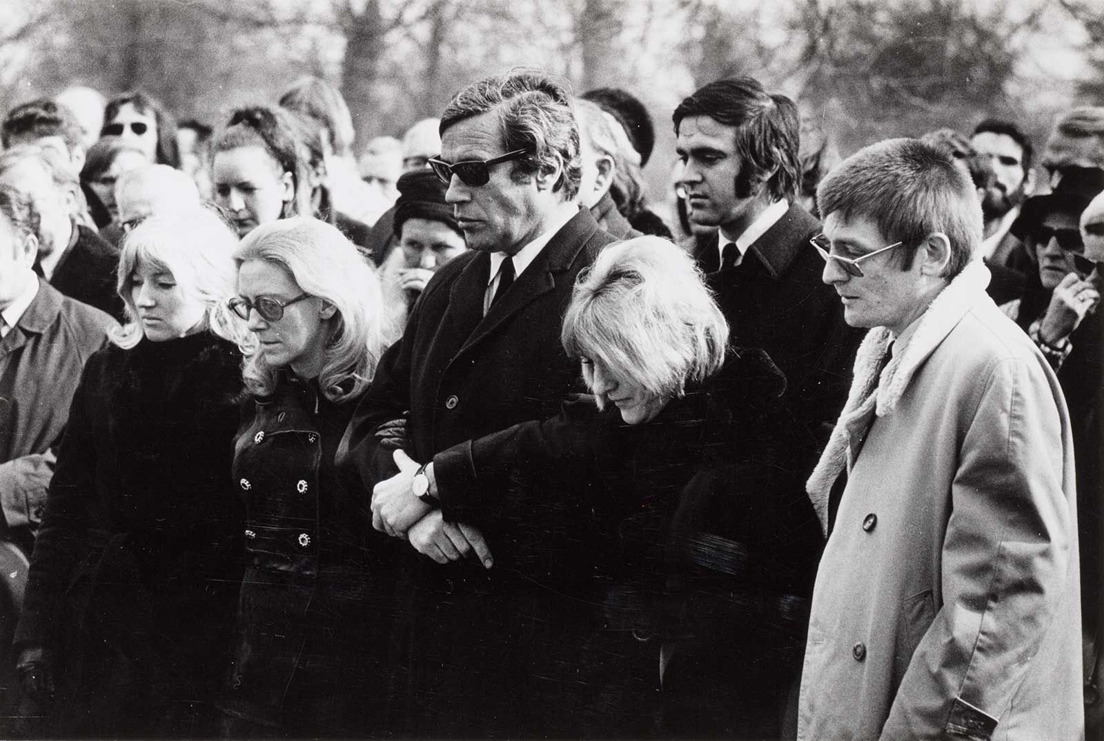 V.l.n.r.: Erica Hoornik (vrouw van K. Schippers), Mies Bouhuys (weduwe van Ed. Hoornik), W.L. Brugsma, Eva Hoornik (vrouw van Bernlef), K. Schippers, J. Bernlef