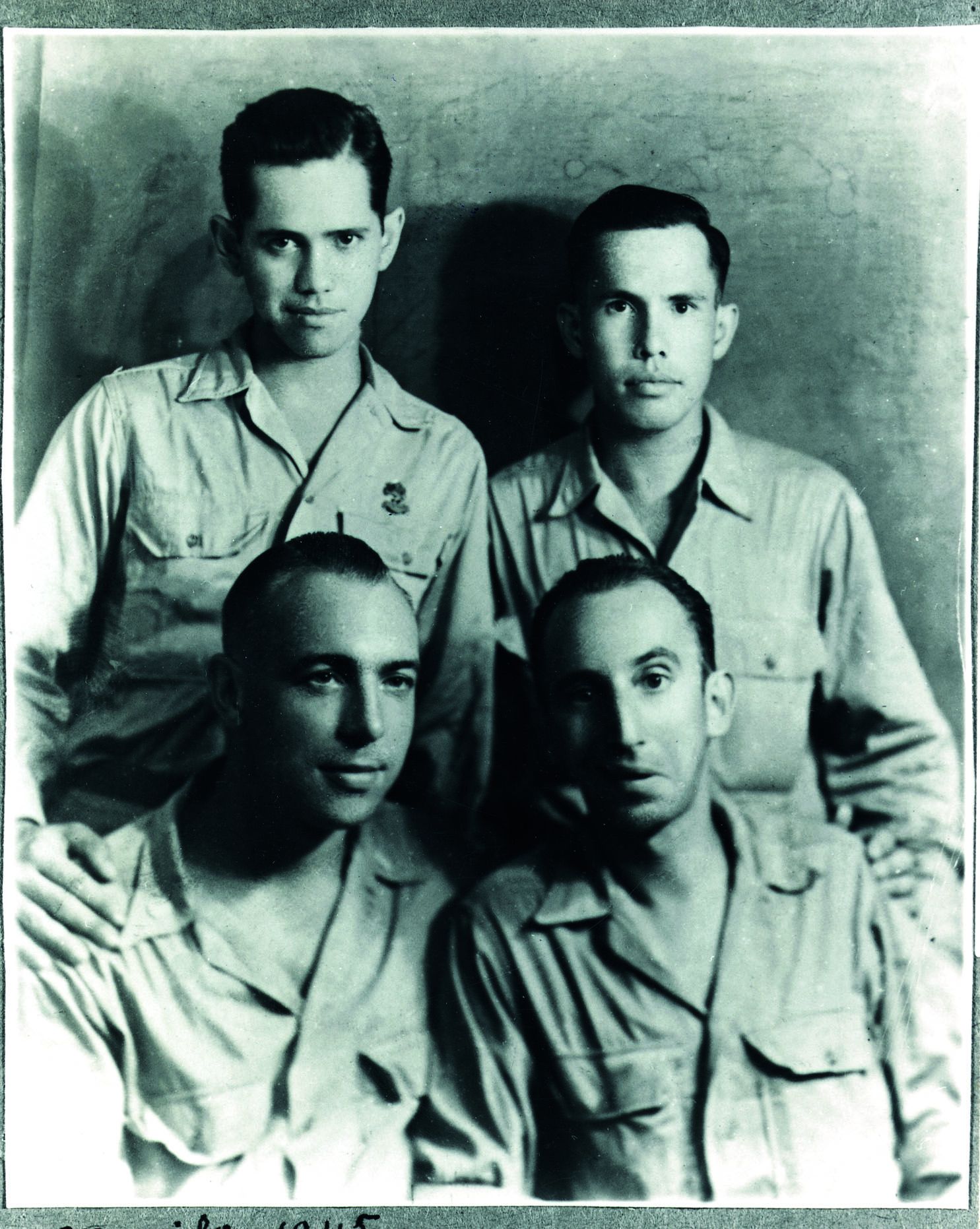 Leo Vroman (rechtsonder) na de bevrijding in Manila, 1945