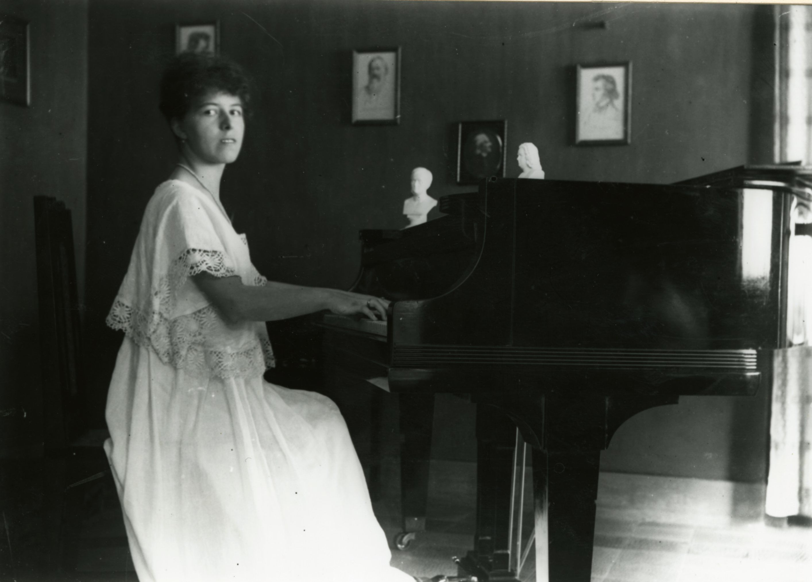 Moeder Käthe aan de piano