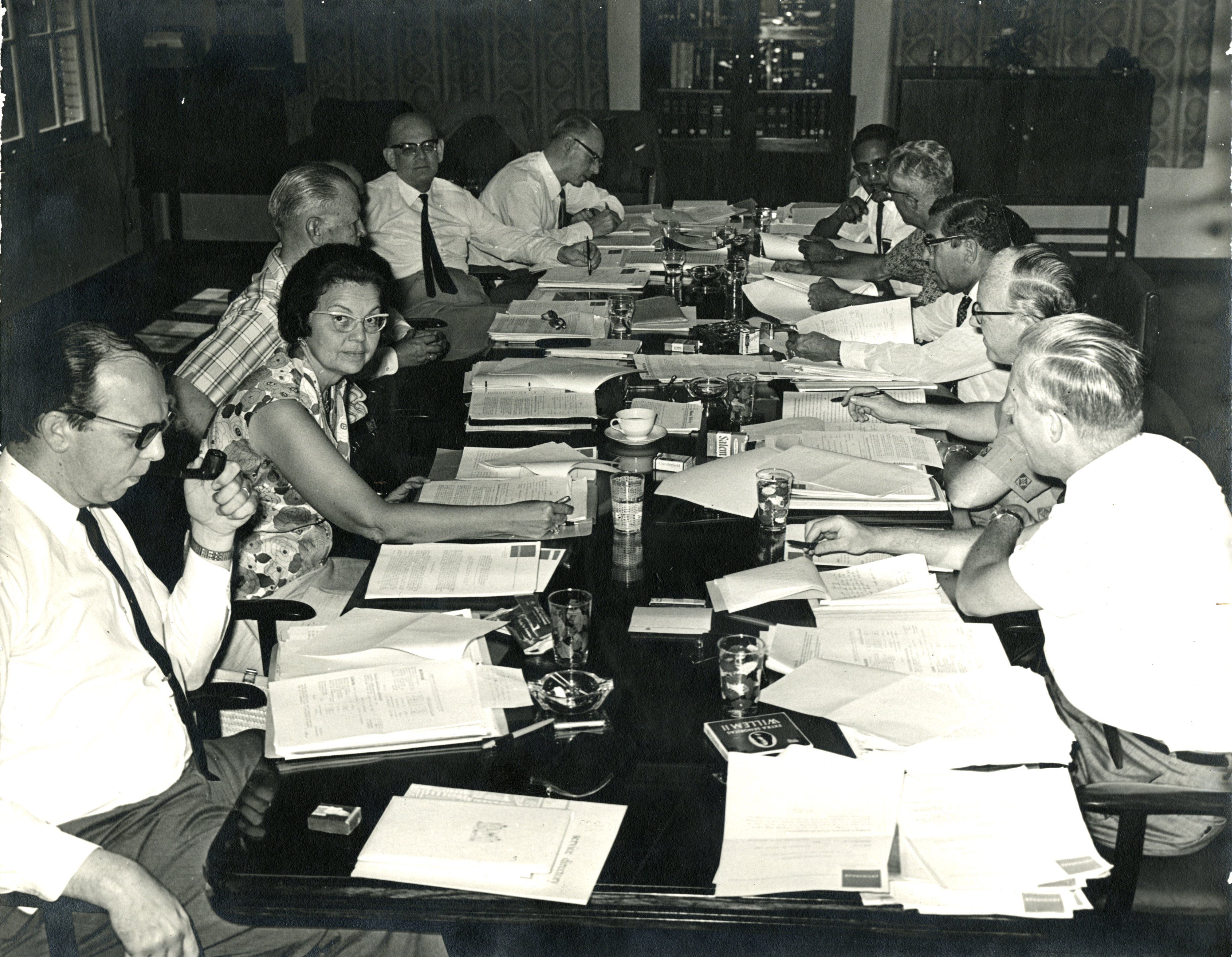 Vergadering Adviesraad voor het Koninkrijk, circa 1965. Midden rechts: Albert Helman