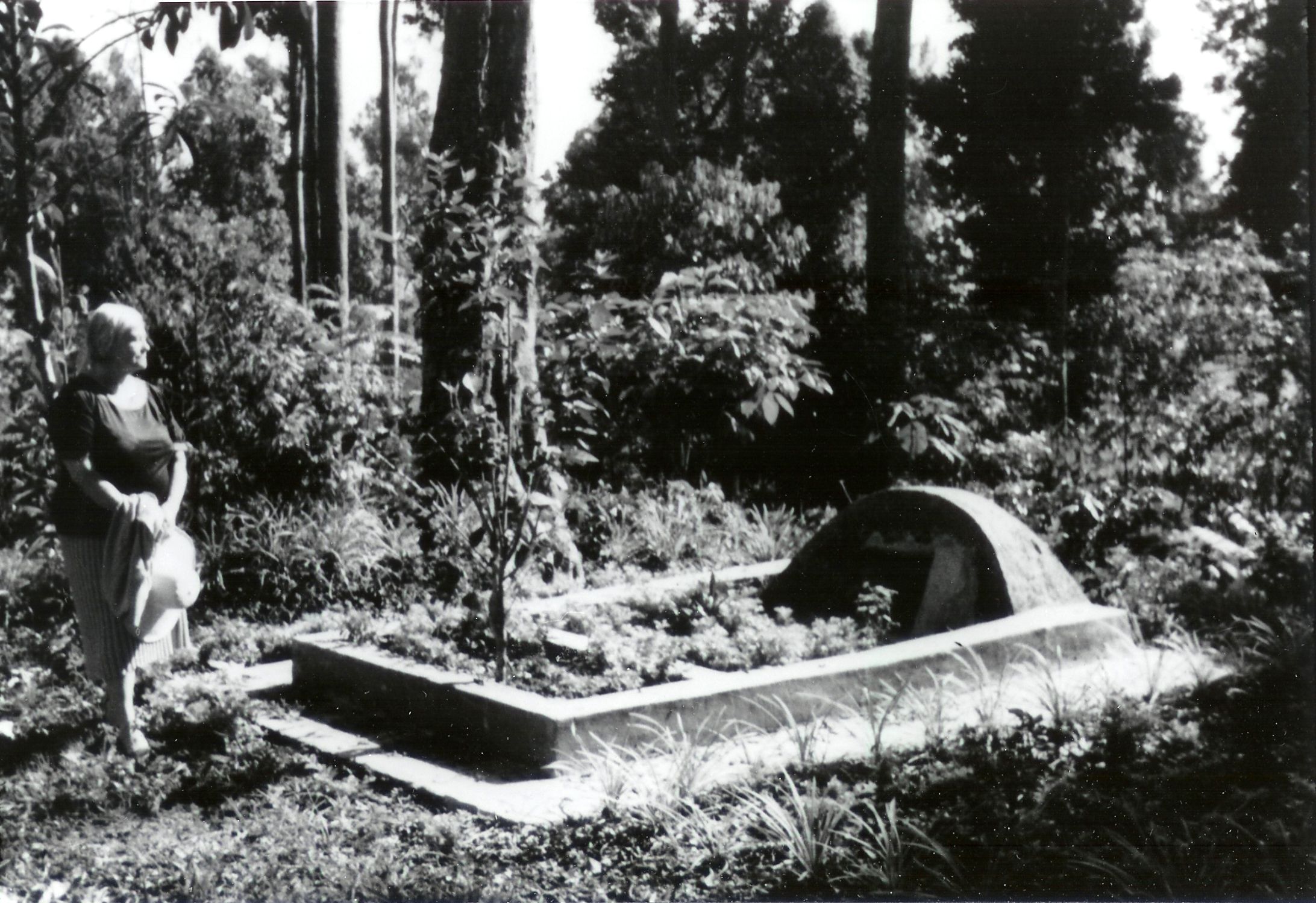 Bij het graf van Rudolf Kerkhoven, Gambung, 1992