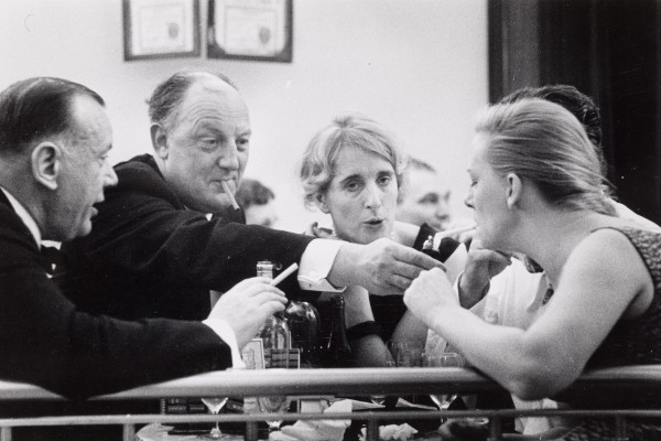 Bert Bakker, Ed Hoornik, een niet nader geïdentificeerde vrouw en Mies Bouhuys tijdens het Boekenbal in 1960. Foto: Eddy Posthuma de Boer