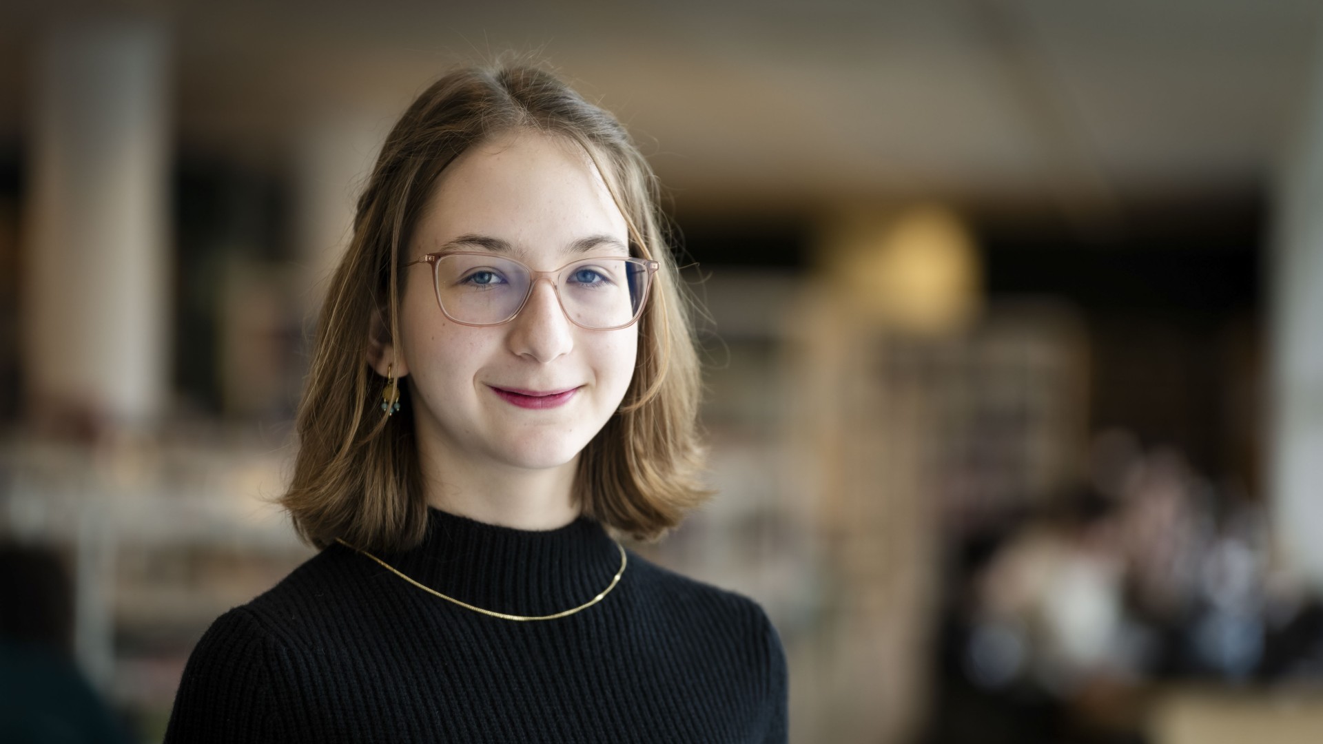 Portretfoto van Adelina Ignat, de nieuwe Jonge Stadsdichter van Den Haag.