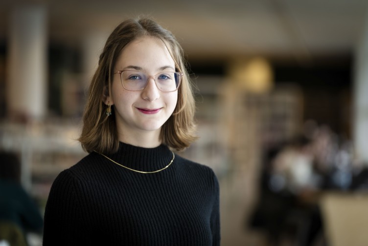 Portretfoto van Adelina Ignat, de nieuwe Jonge Stadsdichter van Den Haag.