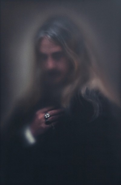 Deze afbeelding toont een kunstzinnig portret van Ilja Leonard Pfeijffer.